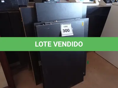 LOTE 300 - 01 ARMÁRIO EM MADEIRA DESMONTADO (CABINET). (NO ESTADO EM QUE SE ENCONTRA. SUJEITO A AVARIAS OCULTAS/VISÍVEIS.)0000056