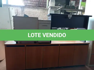 LOTE 221 - 01 ARMÁRIO BAIXO COM 05 PORTAS E 01 MESA DE ESCRITÓRIO COM 02 GAVETEIROS. (NO ESTADO) ATENÇÃO! FAZER A VISITAÇÃO ANTES DE ARREMATAR, NÃO SABEMOS SE FUNCIONA. LEILÃO NÃO TEM GARANTIA E NEM DEVOLUÇÃO, SUJEITO A POSSÍVEIS AVARIAS VISÍVEIS/OCULTAS E/OU AUSÊNCIA DE COMPONENTES.