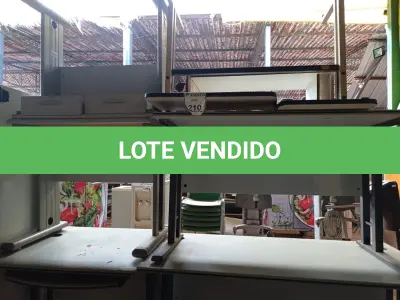 LOTE 210 - 05 MESAS DE ESCRITÓRIO DE TAMANHOS DIVERSOS. (NO ESTADO) ATENÇÃO! FAZER A VISITAÇÃO ANTES DE ARREMATAR, NÃO SABEMOS SE FUNCIONA. LEILÃO NÃO TEM GARANTIA E NEM DEVOLUÇÃO, SUJEITO A POSSÍVEIS AVARIAS VISÍVEIS/OCULTAS E/OU AUSÊNCIA DE COMPONENTES.
