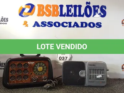 LOTE 037 - 02 RÁDIOS ANTIGOS MARCAS E MODELOS DIVERSOS. (NO ESTADO) ATENÇÃO! FAZER A VISITAÇÃO ANTES DE ARREMATAR, NÃO SABEMOS SE FUNCIONA. LEILÃO NÃO TEM GARANTIA E NEM DEVOLUÇÃO, SUJEITO A POSSÍVEIS AVARIAS VISÍVEIS/OCULTAS E/OU AUSÊNCIA DE COMPONENTES.