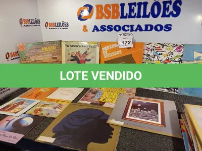 LOTE 172 - APROXIMADAMENTE 40 DISCOS DE VINIL DIVERSOS. (NO ESTADO) ATENÇÃO! FAZER A VISITAÇÃO ANTES DE ARREMATAR, NÃO SABEMOS SE FUNCIONA. LEILÃO NÃO TEM GARANTIA E NEM DEVOLUÇÃO, SUJEITO A POSSÍVEIS AVARIAS VISÍVEIS/OCULTAS E/OU AUSÊNCIA DE COMPONENTES.