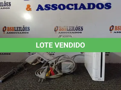 LOTE 025 - 01 CONSOLE WII COM FONTE E 01 PISTOLA CONTROLE. (NO ESTADO) ATENÇÃO! FAZER A VISITAÇÃO ANTES DE ARREMATAR, NÃO SABEMOS SE FUNCIONA. LEILÃO NÃO TEM GARANTIA E NEM DEVOLUÇÃO, SUJEITO A POSSÍVEIS AVARIAS VISÍVEIS/OCULTAS E/OU AUSÊNCIA DE COMPONENTES.