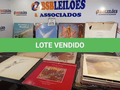 LOTE 075 - APROXIMADAMENTE 40 DISCOS DIVERSOS DE VINIL. (NO ESTADO) ATENÇÃO! FAZER A VISITAÇÃO ANTES DE ARREMATAR, NÃO SABEMOS SE FUNCIONA. LEILÃO NÃO TEM GARANTIA E NEM DEVOLUÇÃO, SUJEITO A POSSÍVEIS AVARIAS VISÍVEIS/OCULTAS E/OU AUSÊNCIA DE COMPONENTES.