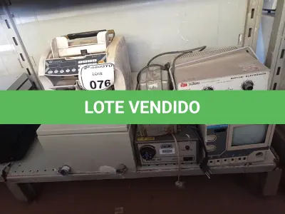 LOTE 076 - LOTE COM 02 TRANSFORMADORES, 01 CONTADORA DE CÉDULA, 01 CAIXA ELÉTRICA PARA DISJUNTORES E VÁRIOS APARELHOS ELETRÔNICOS MARCAS E MODELOS DIVERSOS. (NO ESTADO) ATENÇÃO! FAZER A VISITAÇÃO ANTES DE ARREMATAR, NÃO SABEMOS SE FUNCIONA. LEILÃO NÃO TEM GARANTIA E NEM DEVOLUÇÃO, SUJEITO A POSSÍVEIS AVARIAS VISÍVEIS/OCULTAS E/OU AUSÊNCIA DE COMPONENTES.
