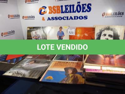 LOTE 123 - APROXIMADAMENTE 40 DISCOS DE VINIL. (NO ESTADO) ATENÇÃO! FAZER A VISITAÇÃO ANTES DE ARREMATAR, NÃO SABEMOS SE FUNCIONA. LEILÃO NÃO TEM GARANTIA E NEM DEVOLUÇÃO, SUJEITO A POSSÍVEIS AVARIAS VISÍVEIS/OCULTAS E/OU AUSÊNCIA DE COMPONENTES.