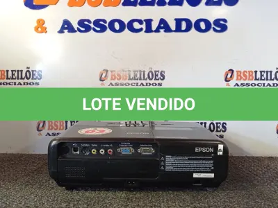 LOTE 017 - 01 PROJETOR MARCA EPSON DE 220W. (NO ESTADO) ATENÇÃO! FAZER A VISITAÇÃO ANTES DE ARREMATAR, NÃO SABEMOS SE FUNCIONA. LEILÃO NÃO TEM GARANTIA E NEM DEVOLUÇÃO, SUJEITO A POSSÍVEIS AVARIAS VISÍVEIS/OCULTAS E/OU AUSÊNCIA DE COMPONENTES.
