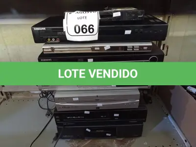 LOTE 066 - 02 VIDEOCASSETES E VÁRIOS APARELHOS DVDS MARCAS E MODELOS DIVERSOS. (NO ESTADO) ATENÇÃO! FAZER A VISITAÇÃO ANTES DE ARREMATAR, NÃO SABEMOS SE FUNCIONA. LEILÃO NÃO TEM GARANTIA E NEM DEVOLUÇÃO, SUJEITO A POSSÍVEIS AVARIAS VISÍVEIS/OCULTAS E/OU AUSÊNCIA DE COMPONENTES.