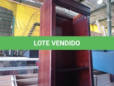 LOTE 228 - 01 ESTANTE EM MADEIRA COM 4 PRATELEIRAS (BOOKCASE).  (NO ESTADO EM QUE SE ENCONTRA. SUJEITO A AVARIAS OCULTAS/VISÍVEIS.) AE8005H
