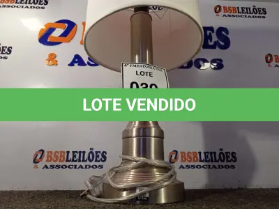 LOTE 039 - 01 ABAJUR COM CÚPULA LAMP. (NO ESTADO EM QUE SE ENCONTRA. SUJEITO A AVARIAS OCULTAS/VISÍVEIS.) BJ7414L