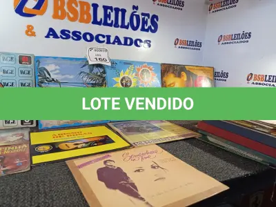 LOTE 160 - APROXIMADAMENTE 40 DISCOS DIVERSOS DE VINIL. (NO ESTADO) ATENÇÃO! FAZER A VISITAÇÃO ANTES DE ARREMATAR, NÃO SABEMOS SE FUNCIONA. LEILÃO NÃO TEM GARANTIA E NEM DEVOLUÇÃO, SUJEITO A POSSÍVEIS AVARIAS VISÍVEIS/OCULTAS E/OU AUSÊNCIA DE COMPONENTES.