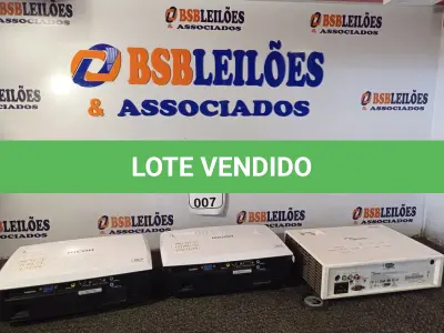 LOTE 007 - 03 PROJETORES PARA RETIRADA DE PEÇAS, MARCAS E MODELOS DIVERSOS. (NO ESTADO) ATENÇÃO! FAZER A VISITAÇÃO ANTES DE ARREMATAR, NÃO SABEMOS SE FUNCIONA. LEILÃO NÃO TEM GARANTIA E NEM DEVOLUÇÃO, SUJEITO A POSSÍVEIS AVARIAS VISÍVEIS/OCULTAS E/OU AUSÊNCIA DE COMPONENTES.