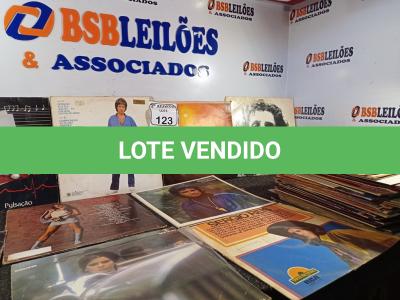 LOTE 123 - APROXIMADAMENTE 40 DISCOS DE VINIL. (NO ESTADO) ATENÇÃO! FAZER A VISITAÇÃO ANTES DE ARREMATAR, NÃO SABEMOS SE FUNCIONA. LEILÃO NÃO TEM GARANTIA E NEM DEVOLUÇÃO, SUJEITO A POSSÍVEIS AVARIAS VISÍVEIS/OCULTAS E/OU AUSÊNCIA DE COMPONENTES.