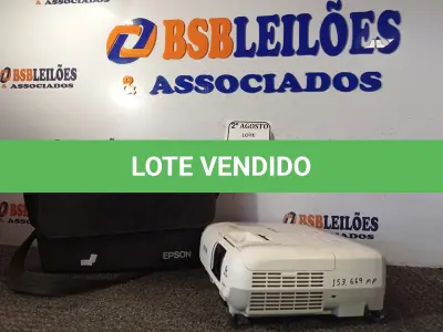 LOTE 054 - 01 PROJETOR MARCA EPSON COM CASE. (NO ESTADO) ATENÇÃO! FAZER A VISITAÇÃO ANTES DE ARREMATAR, NÃO SABEMOS SE FUNCIONA. LEILÃO NÃO TEM GARANTIA E NEM DEVOLUÇÃO, SUJEITO A POSSÍVEIS AVARIAS VISÍVEIS/OCULTAS E/OU AUSÊNCIA DE COMPONENTES.