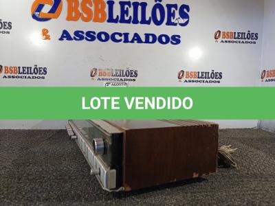 LOTE 112 - 01 RÁDIO ANTIGO DA MARCA PHILIPS. (NO ESTADO) ATENÇÃO! FAZER A VISITAÇÃO ANTES DE ARREMATAR, NÃO SABEMOS SE FUNCIONA. LEILÃO NÃO TEM GARANTIA E NEM DEVOLUÇÃO, SUJEITO A POSSÍVEIS AVARIAS VISÍVEIS/OCULTAS E/OU AUSÊNCIA DE COMPONENTES.