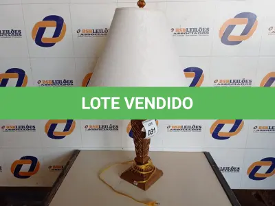 LOTE 031 - 01 ABAJUR COM CÚPULA. (NO ESTADO EM QUE SE ENCONTRA. SUJEITO A AVARIAS OCULTAS/VISÍVEIS.) BF8490B