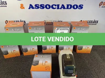 LOTE 196 - 10 CAIXAS DE CLIPE DE PAPEL E 01 GRAMPEADOR ELÉTRICO. (NO ESTADO) ATENÇÃO! FAZER A VISITAÇÃO ANTES DE ARREMATAR, NÃO SABEMOS SE FUNCIONA. LEILÃO NÃO TEM GARANTIA E NEM DEVOLUÇÃO, SUJEITO A POSSÍVEIS AVARIAS VISÍVEIS/OCULTAS E/OU AUSÊNCIA DE COMPONENTES.