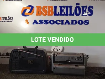 LOTE 037 - 02 RÁDIOS ANTIGOS MARCAS E MODELOS DIVERSOS. (NO ESTADO) ATENÇÃO! FAZER A VISITAÇÃO ANTES DE ARREMATAR, NÃO SABEMOS SE FUNCIONA. LEILÃO NÃO TEM GARANTIA E NEM DEVOLUÇÃO, SUJEITO A POSSÍVEIS AVARIAS VISÍVEIS/OCULTAS E/OU AUSÊNCIA DE COMPONENTES.