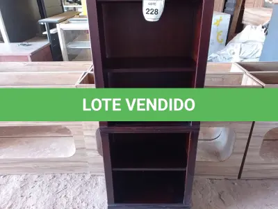 LOTE 228 - 01 ESTANTE EM MADEIRA COM 4 PRATELEIRAS (BOOKCASE).  (NO ESTADO EM QUE SE ENCONTRA. SUJEITO A AVARIAS OCULTAS/VISÍVEIS.) AE8005H