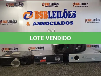 LOTE 002 - 04 PROJETORES PARA RETIRADA DE PEÇAS, MARCA E MODELO DIVERSOS. (NO ESTADO) ATENÇÃO! FAZER A VISITAÇÃO ANTES DE ARREMATAR, NÃO SABEMOS SE FUNCIONA. LEILÃO NÃO TEM GARANTIA E NEM DEVOLUÇÃO, SUJEITO A POSSÍVEIS AVARIAS VISÍVEIS/OCULTAS E/OU AUSÊNCIA DE COMPONENTES.