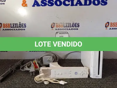 LOTE 025 - 01 CONSOLE WII COM FONTE E 01 PISTOLA CONTROLE. (NO ESTADO) ATENÇÃO! FAZER A VISITAÇÃO ANTES DE ARREMATAR, NÃO SABEMOS SE FUNCIONA. LEILÃO NÃO TEM GARANTIA E NEM DEVOLUÇÃO, SUJEITO A POSSÍVEIS AVARIAS VISÍVEIS/OCULTAS E/OU AUSÊNCIA DE COMPONENTES.