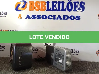 LOTE 037 - 02 RÁDIOS ANTIGOS MARCAS E MODELOS DIVERSOS. (NO ESTADO) ATENÇÃO! FAZER A VISITAÇÃO ANTES DE ARREMATAR, NÃO SABEMOS SE FUNCIONA. LEILÃO NÃO TEM GARANTIA E NEM DEVOLUÇÃO, SUJEITO A POSSÍVEIS AVARIAS VISÍVEIS/OCULTAS E/OU AUSÊNCIA DE COMPONENTES.