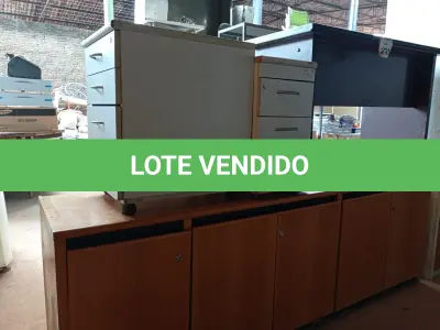 LOTE 221 - 01 ARMÁRIO BAIXO COM 05 PORTAS E 01 MESA DE ESCRITÓRIO COM 02 GAVETEIROS. (NO ESTADO) ATENÇÃO! FAZER A VISITAÇÃO ANTES DE ARREMATAR, NÃO SABEMOS SE FUNCIONA. LEILÃO NÃO TEM GARANTIA E NEM DEVOLUÇÃO, SUJEITO A POSSÍVEIS AVARIAS VISÍVEIS/OCULTAS E/OU AUSÊNCIA DE COMPONENTES.