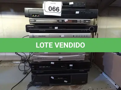 LOTE 066 - 02 VIDEOCASSETES E VÁRIOS APARELHOS DVDS MARCAS E MODELOS DIVERSOS. (NO ESTADO) ATENÇÃO! FAZER A VISITAÇÃO ANTES DE ARREMATAR, NÃO SABEMOS SE FUNCIONA. LEILÃO NÃO TEM GARANTIA E NEM DEVOLUÇÃO, SUJEITO A POSSÍVEIS AVARIAS VISÍVEIS/OCULTAS E/OU AUSÊNCIA DE COMPONENTES.