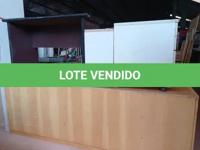 LOTE 221 - 01 ARMÁRIO BAIXO COM 05 PORTAS E 01 MESA DE ESCRITÓRIO COM 02 GAVETEIROS. (NO ESTADO) ATENÇÃO! FAZER A VISITAÇÃO ANTES DE ARREMATAR, NÃO SABEMOS SE FUNCIONA. LEILÃO NÃO TEM GARANTIA E NEM DEVOLUÇÃO, SUJEITO A POSSÍVEIS AVARIAS VISÍVEIS/OCULTAS E/OU AUSÊNCIA DE COMPONENTES.