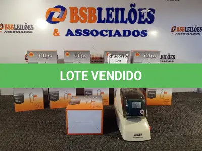 LOTE 196 - 10 CAIXAS DE CLIPE DE PAPEL E 01 GRAMPEADOR ELÉTRICO. (NO ESTADO) ATENÇÃO! FAZER A VISITAÇÃO ANTES DE ARREMATAR, NÃO SABEMOS SE FUNCIONA. LEILÃO NÃO TEM GARANTIA E NEM DEVOLUÇÃO, SUJEITO A POSSÍVEIS AVARIAS VISÍVEIS/OCULTAS E/OU AUSÊNCIA DE COMPONENTES.