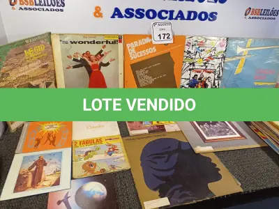 LOTE 172 - APROXIMADAMENTE 40 DISCOS DE VINIL DIVERSOS. (NO ESTADO) ATENÇÃO! FAZER A VISITAÇÃO ANTES DE ARREMATAR, NÃO SABEMOS SE FUNCIONA. LEILÃO NÃO TEM GARANTIA E NEM DEVOLUÇÃO, SUJEITO A POSSÍVEIS AVARIAS VISÍVEIS/OCULTAS E/OU AUSÊNCIA DE COMPONENTES.