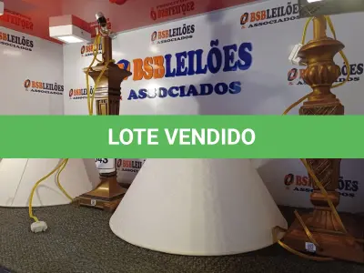 LOTE 043 - 02 ABAJUR COM CÚPULA LAMP COM AVARIAS. (NO ESTADO EM QUE SE ENCONTRA. SUJEITO A AVARIAS OCULTAS/VISÍVEIS.) BF8683U E AV9537L