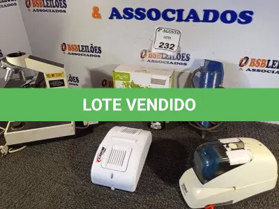 LOTE 232 - 01 MICROSCÓPIO INCOMPLETO, 01 CORTADOR DE GESSO, 01 SIRENE E 01 GRAMPEADOR. (NO ESTADO) ATENÇÃO! FAZER A VISITAÇÃO ANTES DE ARREMATAR, NÃO SABEMOS SE FUNCIONA. LEILÃO NÃO TEM GARANTIA E NEM DEVOLUÇÃO, SUJEITO A POSSÍVEIS AVARIAS VISÍVEIS/OCULTAS E/OU AUSÊNCIA DE COMPONENTES.