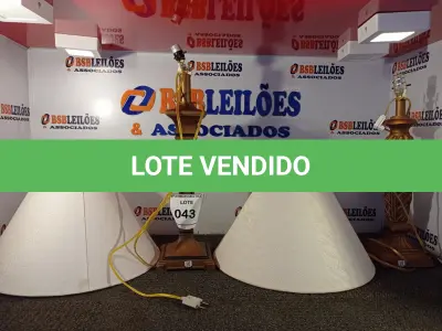 LOTE 043 - 02 ABAJUR COM CÚPULA LAMP COM AVARIAS. (NO ESTADO EM QUE SE ENCONTRA. SUJEITO A AVARIAS OCULTAS/VISÍVEIS.) BF8683U E AV9537L