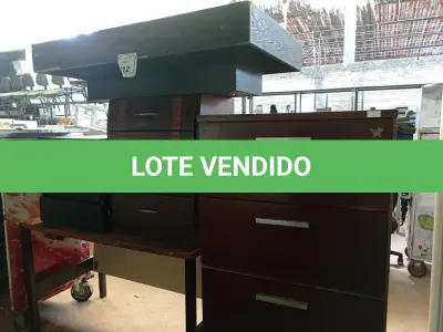 LOTE 212 - 01 ARQUIVO COM 04 GAVETAS, 02 GAVETEIROS E 01 MESA E UMA BASE DE MESA DE CENTRO. (NO ESTADO) ATENÇÃO! FAZER A VISITAÇÃO ANTES DE ARREMATAR, NÃO SABEMOS SE FUNCIONA. LEILÃO NÃO TEM GARANTIA E NEM DEVOLUÇÃO, SUJEITO A POSSÍVEIS AVARIAS VISÍVEIS/OCULTAS E/OU AUSÊNCIA DE COMPONENTES.