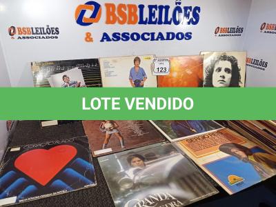 LOTE 123 - APROXIMADAMENTE 40 DISCOS DE VINIL. (NO ESTADO) ATENÇÃO! FAZER A VISITAÇÃO ANTES DE ARREMATAR, NÃO SABEMOS SE FUNCIONA. LEILÃO NÃO TEM GARANTIA E NEM DEVOLUÇÃO, SUJEITO A POSSÍVEIS AVARIAS VISÍVEIS/OCULTAS E/OU AUSÊNCIA DE COMPONENTES.