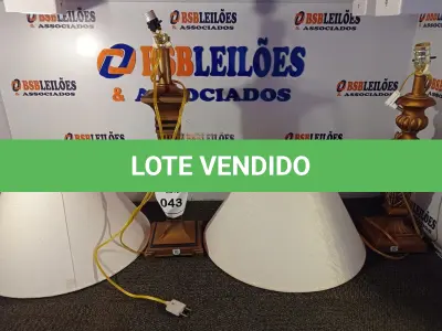 LOTE 043 - 02 ABAJUR COM CÚPULA LAMP COM AVARIAS. (NO ESTADO EM QUE SE ENCONTRA. SUJEITO A AVARIAS OCULTAS/VISÍVEIS.) BF8683U E AV9537L