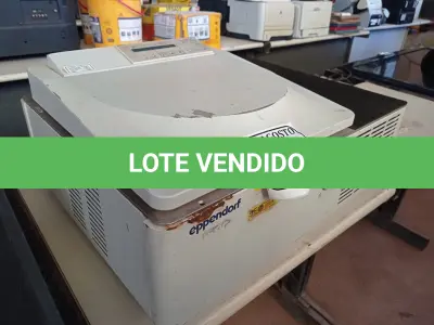 LOTE 195 - 01 CENTRIFUGA MARCA EPPENDORF. (NO ESTADO) ATENÇÃO! FAZER A VISITAÇÃO ANTES DE ARREMATAR, NÃO SABEMOS SE FUNCIONA. LEILÃO NÃO TEM GARANTIA E NEM DEVOLUÇÃO, SUJEITO A POSSÍVEIS AVARIAS VISÍVEIS/OCULTAS E/OU AUSÊNCIA DE COMPONENTES.