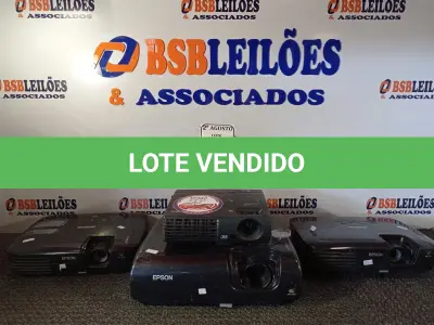 LOTE 014 - 04 PROJETORES PARA RETIRADAS DE PEÇAS, MARCAS E MODELOS DIVERSOS. (NO ESTADO) ATENÇÃO! FAZER A VISITAÇÃO ANTES DE ARREMATAR, NÃO SABEMOS SE FUNCIONA. LEILÃO NÃO TEM GARANTIA E NEM DEVOLUÇÃO, SUJEITO A POSSÍVEIS AVARIAS VISÍVEIS/OCULTAS E/OU AUSÊNCIA DE COMPONENTES.