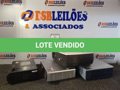 LOTE 002 - 04 PROJETORES PARA RETIRADA DE PEÇAS, MARCA E MODELO DIVERSOS. (NO ESTADO) ATENÇÃO! FAZER A VISITAÇÃO ANTES DE ARREMATAR, NÃO SABEMOS SE FUNCIONA. LEILÃO NÃO TEM GARANTIA E NEM DEVOLUÇÃO, SUJEITO A POSSÍVEIS AVARIAS VISÍVEIS/OCULTAS E/OU AUSÊNCIA DE COMPONENTES.