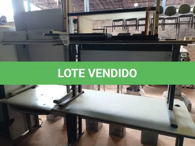 LOTE 210 - 05 MESAS DE ESCRITÓRIO DE TAMANHOS DIVERSOS. (NO ESTADO) ATENÇÃO! FAZER A VISITAÇÃO ANTES DE ARREMATAR, NÃO SABEMOS SE FUNCIONA. LEILÃO NÃO TEM GARANTIA E NEM DEVOLUÇÃO, SUJEITO A POSSÍVEIS AVARIAS VISÍVEIS/OCULTAS E/OU AUSÊNCIA DE COMPONENTES.