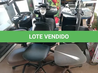 LOTE 242 - 09 CADEIRAS PARA ESCRITÓRIO COM BASE GIRATÓRIA. (NO ESTADO) ATENÇÃO! FAZER A VISITAÇÃO ANTES DE ARREMATAR, NÃO SABEMOS SE FUNCIONA. LEILÃO NÃO TEM GARANTIA E NEM DEVOLUÇÃO, SUJEITO A POSSÍVEIS AVARIAS VISÍVEIS/OCULTAS E/OU AUSÊNCIA DE COMPONENTES.