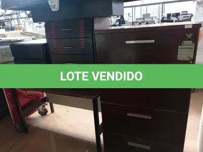 LOTE 212 - 01 ARQUIVO COM 04 GAVETAS, 02 GAVETEIROS E 01 MESA E UMA BASE DE MESA DE CENTRO. (NO ESTADO) ATENÇÃO! FAZER A VISITAÇÃO ANTES DE ARREMATAR, NÃO SABEMOS SE FUNCIONA. LEILÃO NÃO TEM GARANTIA E NEM DEVOLUÇÃO, SUJEITO A POSSÍVEIS AVARIAS VISÍVEIS/OCULTAS E/OU AUSÊNCIA DE COMPONENTES.