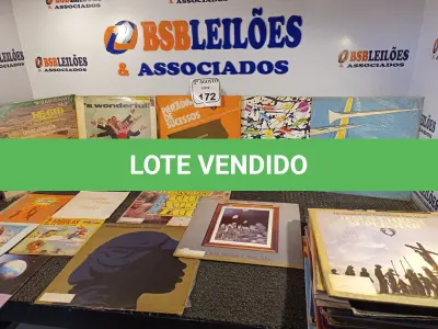 LOTE 172 - APROXIMADAMENTE 40 DISCOS DE VINIL DIVERSOS. (NO ESTADO) ATENÇÃO! FAZER A VISITAÇÃO ANTES DE ARREMATAR, NÃO SABEMOS SE FUNCIONA. LEILÃO NÃO TEM GARANTIA E NEM DEVOLUÇÃO, SUJEITO A POSSÍVEIS AVARIAS VISÍVEIS/OCULTAS E/OU AUSÊNCIA DE COMPONENTES.