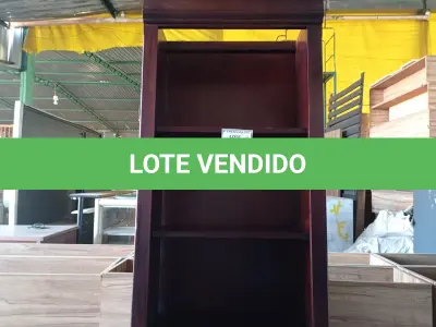 LOTE 228 - 01 ESTANTE EM MADEIRA COM 4 PRATELEIRAS (BOOKCASE).  (NO ESTADO EM QUE SE ENCONTRA. SUJEITO A AVARIAS OCULTAS/VISÍVEIS.) AE8005H