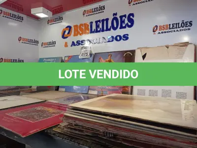 LOTE 075 - APROXIMADAMENTE 40 DISCOS DIVERSOS DE VINIL. (NO ESTADO) ATENÇÃO! FAZER A VISITAÇÃO ANTES DE ARREMATAR, NÃO SABEMOS SE FUNCIONA. LEILÃO NÃO TEM GARANTIA E NEM DEVOLUÇÃO, SUJEITO A POSSÍVEIS AVARIAS VISÍVEIS/OCULTAS E/OU AUSÊNCIA DE COMPONENTES.