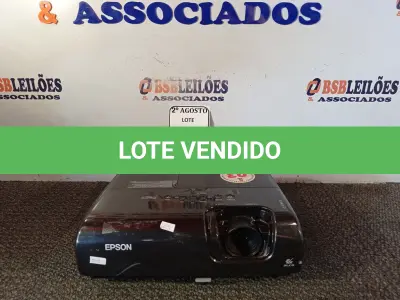 LOTE 017 - 01 PROJETOR MARCA EPSON DE 220W. (NO ESTADO) ATENÇÃO! FAZER A VISITAÇÃO ANTES DE ARREMATAR, NÃO SABEMOS SE FUNCIONA. LEILÃO NÃO TEM GARANTIA E NEM DEVOLUÇÃO, SUJEITO A POSSÍVEIS AVARIAS VISÍVEIS/OCULTAS E/OU AUSÊNCIA DE COMPONENTES.