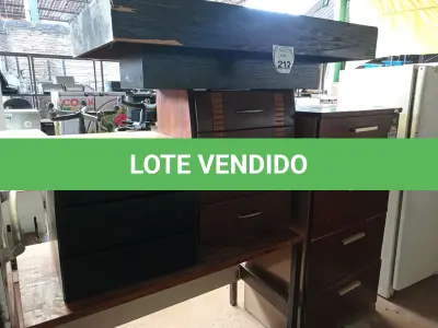 LOTE 212 - 01 ARQUIVO COM 04 GAVETAS, 02 GAVETEIROS E 01 MESA E UMA BASE DE MESA DE CENTRO. (NO ESTADO) ATENÇÃO! FAZER A VISITAÇÃO ANTES DE ARREMATAR, NÃO SABEMOS SE FUNCIONA. LEILÃO NÃO TEM GARANTIA E NEM DEVOLUÇÃO, SUJEITO A POSSÍVEIS AVARIAS VISÍVEIS/OCULTAS E/OU AUSÊNCIA DE COMPONENTES.