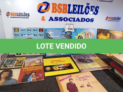 LOTE 160 - APROXIMADAMENTE 40 DISCOS DIVERSOS DE VINIL. (NO ESTADO) ATENÇÃO! FAZER A VISITAÇÃO ANTES DE ARREMATAR, NÃO SABEMOS SE FUNCIONA. LEILÃO NÃO TEM GARANTIA E NEM DEVOLUÇÃO, SUJEITO A POSSÍVEIS AVARIAS VISÍVEIS/OCULTAS E/OU AUSÊNCIA DE COMPONENTES.
