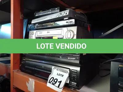 LOTE 091 - 02 VIDEOCASSETES, 01 TOCA CDS MARCA TEAC E VÁRIOS APARELHOS DVDS MARCAS E MODELOS DIVERSOS. (NO ESTADO) ATENÇÃO! FAZER A VISITAÇÃO ANTES DE ARREMATAR, NÃO SABEMOS SE FUNCIONA. LEILÃO NÃO TEM GARANTIA E NEM DEVOLUÇÃO, SUJEITO A POSSÍVEIS AVARIAS VISÍVEIS/OCULTAS E/OU AUSÊNCIA DE COMPONENTES.