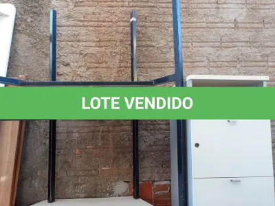 LOTE 333 - 03 MESAS EM MADEIRA COM BASE EM FERRO DE CANTO E 01 ARQUIVO EM MADEIRA COM 04 GAVETAS.  (NO ESTADO) ATENÇÃO! FAZER A VISITAÇÃO ANTES DE ARREMATAR, NÃO SABEMOS SE FUNCIONA. LEILÃO NÃO TEM GARANTIA E NEM DEVOLUÇÃO, SUJEITO A POSSÍVEIS AVARIAS VISÍVEIS/OCULTAS E/OU AUSÊNCIA DE COMPONENTES.
